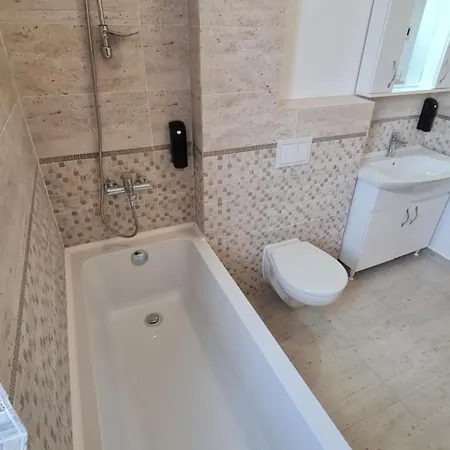 Apartmán Jafar 10 - Modern 1Br With Balcony & Workspace *
