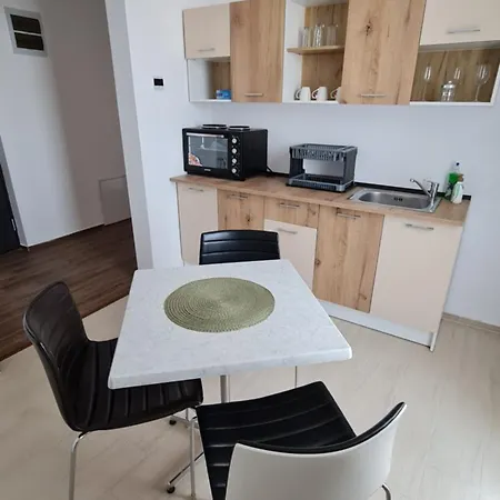 Jafar 10 - Modern 1Br With Balcony & Workspace Apartmán Temešvár
