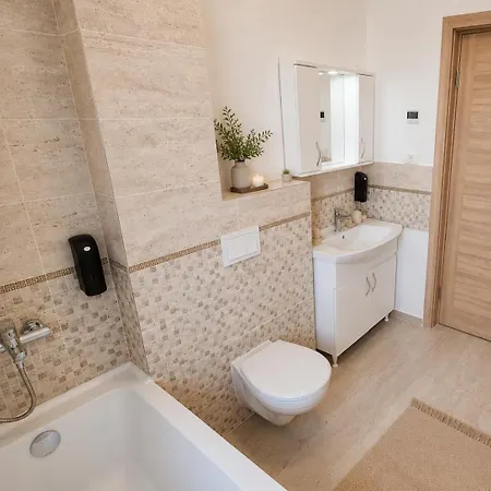 Jafar 10 - Modern 1br With Balcony & Workspace Apartament