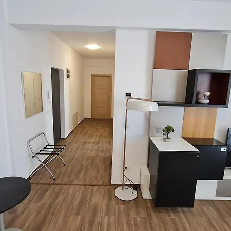 Jafar 10 - Modern 1br With Balcony & Workspace Apartament