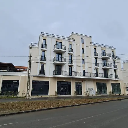 Apartament Jafar 10 - Modern 1br With Balcony & Workspace